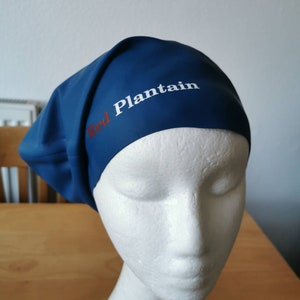 Puede incluir: Un gorro de baño azul con el texto "Red Plantain" en letras blancas con un contorno rojo.