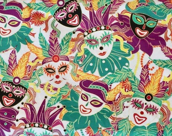 Mardi Gras - Plumas y máscaras sobre fondo blanco con detalles dorados metálicos - Tejido 100 % algodón - Elige el corte - AGOTADO