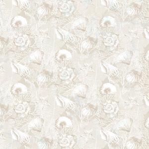Könnte beinhalten: Ein nahtloses Muster mit beigem Hintergrund und einem sich wiederholenden Design aus weißen Muscheln, Korallen und Seesternen. Das Design hat eine zarte, handgezeichnete Qualität, die einen subtilen, strukturierten Effekt erzeugt. Das Thema ist maritim und küstennah.