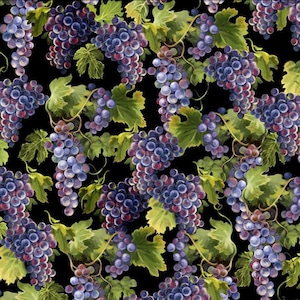 以下が含まれることがあります： 黒い背景に、緑の葉が付いた紫色のブドウの房が繰り返しパターンで描かれている。