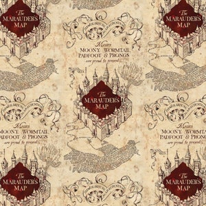 Puede incluir: Un fondo de papel pergamino de estilo vintage con un patrón repetido de un mapa de Hogwarts. El mapa se titula "The Marauders Map" y presenta una ilustración detallada del castillo. El texto en el mapa dice: "Messrs Moony, Wormtail, Padfoot & Prongs are proud to present."