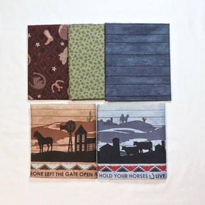 Puede incluir: Cuatro cuadrados de tela con diferentes patrones. La fila superior presenta un cuadrado marrón con una bota de vaquero, estrellas y flechas, un cuadrado verde con un patrón de cachemira y un cuadrado azul con un patrón de veta de madera. La fila inferior presenta un cuadrado marrón con una silueta de un caballo, un molino de viento y un edificio con el texto "Eone left the gate open", y un cuadrado azul con una silueta de un caballo, un edificio y vacas con el texto "Hold your horses & live".