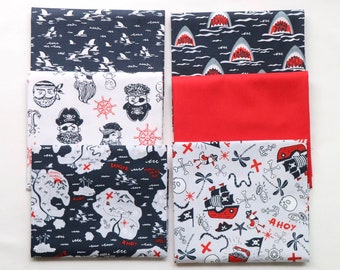 Puede incluir: Un conjunto de seis cuadrados de tela con temática náutica. Las telas presentan una variedad de diseños, que incluyen tiburones, piratas, mapas del tesoro y calaveras y huesos cruzados. Las telas son en tonos de azul, rojo, blanco y negro.