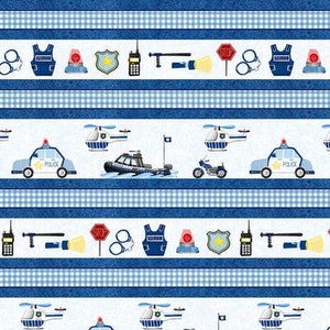 Può includere: Un tessuto con motivo bianco e blu con un motivo ripetuto di auto della polizia, elicotteri, barche e accessori della polizia. Il motivo include un'auto della polizia, un elicottero della polizia, una barca della polizia, un distintivo della polizia, una radio della polizia, un manganello della polizia, una torcia elettrica della polizia, un cartello di stop e manette.