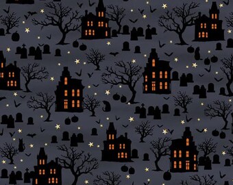 Może przedstawiać: Wzór bez szwów przedstawiający straszną scenę Halloween z czarnymi sylwetkami nawiedzonych domów, drzew i nagrobków na ciemnoniebieskim tle. Domy mają świecące pomarańczowe okna, a po całym wzorze rozrzucone są małe żółte gwiazdki.