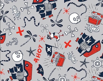 Puede incluir: Una tela gris con un patrón repetido de ilustraciones con temática pirata. El patrón incluye barcos piratas rojos y azules, calaveras y huesos cruzados, cofres del tesoro, anclas y otros símbolos náuticos. El texto "Ahoy" y "Yo Ho Ho" también está incluido en el patrón.