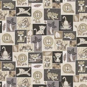 Puede incluir: Un patrón sin costuras con una variedad de ilustraciones de animales lindos. El patrón incluye leones y tigres marrones, tostados y blancos en varias poses, rodeados de hojas y huellas de patas. El fondo es de color beige claro.