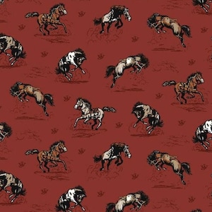 Puede incluir: Una tela roja con un patrón repetido de caballos marrones y blancos corriendo. Los caballos están en una ilustración de estilo vintage.