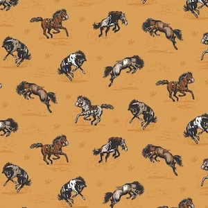 Puede incluir: Un patrón sin costuras que presenta un diseño repetitivo de caballos marrones y blancos corriendo sobre un fondo naranja claro. Los caballos están dibujados en un estilo vintage con un aspecto estilizado.