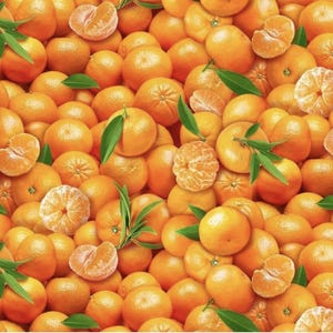 Könnte beinhalten: Ein dichtes Arrangement von reifen Mandarinen. Die leuchtend orangefarbenen Früchte, einige ganz, andere geschält, mit grünen Blättern, bilden ein lebendiges und frisches Muster, das an die Erntezeit erinnert.