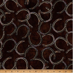 Pode incluir: Um tecido castanho com um padrão repetido de ferraduras prateadas. As ferraduras estão dispostas em um padrão aleatório e estão ligeiramente desbotadas.