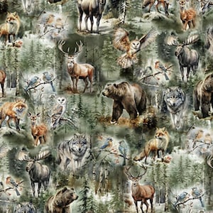 Pode incluir: Um tecido com um tema de floresta com vários animais. O design inclui veados, ursos, lobos, raposas, corujas e pássaros, contra um fundo de árvores perenes em tons de verde e castanho.