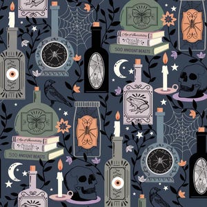 Può includere: Uno schema senza cuciture con uno sfondo blu scuro con varie illustrazioni di bottiglie, barattoli, teschi, ragni, farfalle e candele. Le bottiglie e i barattoli hanno un aspetto vintage e sono riempiti con vari oggetti, tra cui ragni, farfalle e rane. Lo schema è perfetto per l'uso in una varietà di progetti, come tessuti, carta da parati e carta da regalo.