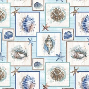 Puede incluir: Un patrón repetitivo con ilustraciones de acuarela de conchas marinas, estrellas de mar y pequeños jarrones azules. El diseño está sobre un fondo azul claro con textura de vetas de madera, enmarcado por bordes azules y marrones.