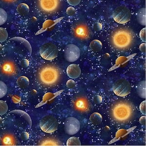Puede incluir: Patrón repetitivo de planetas, estrellas y soles sobre un fondo azul oscuro. Los planetas varían en color, incluyendo azul, marrón y gris, algunos con anillos. Los soles son de color amarillo brillante y naranja.