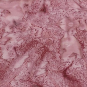 Könnte beinhalten: Nahaufnahme eines Stoffes mit einem marmorierten Muster in Rosa- und Burgundertönen. Das Design weist eine Mischung aus Texturen auf, mit Bereichen in Volltonfarbe und gesprenkelten Details, wodurch ein Aquarelleffekt entsteht. Der Stoff scheint Baumwolle oder ein ähnliches Material zu sein.