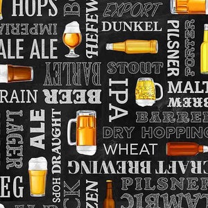 Può includere: Sfondo nero di lavagna con vari stili di birra e termini di produzione della birra scritti con gesso bianco. Lo sfondo è pieno di immagini di bottiglie di birra, boccali e bicchieri.