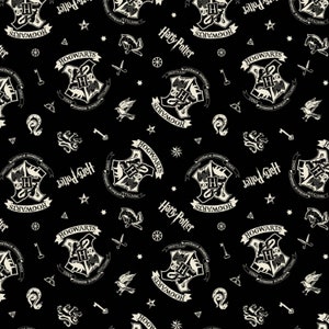 Peut inclure: Un motif sans couture noir et blanc représentant les armoiries de Poudlard, les mots "Harry Potter" et divers autres symboles. Le motif est répété sur toute l'image.