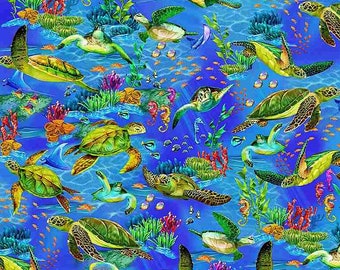 Puede incluir: Un fondo azul vibrante con un patrón repetitivo de tortugas marinas nadando en un arrecife de coral. Las tortugas son verdes, marrones y amarillas con intrincados patrones de caparazón. El arrecife de coral es una mezcla de rosa, naranja y morado. También hay pequeños peces e hipocampos nadando alrededor de las tortugas.