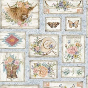 Op de afbeelding: Een stofpatroon met rustieke, western-thema illustraties. Het ontwerp bevat afbeeldingen van een Schotse hooglander, longhorn stierhoorns, vlinders, een cowboyhoed en bloemstukken, alles tegen een lichtblauwe achtergrond.