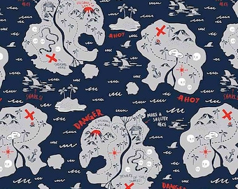 Puede incluir: Tela azul marino con un patrón repetido de mapas de piratas grises con acentos rojos. Los mapas incluyen frases como "Danger", "Ahoy" y "Beware of the Snakes!" e imágenes de tiburones, volcanes y calaveras.