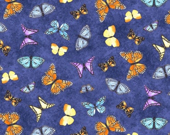 Könnte beinhalten: Ein blauer Stoff mit einem sich wiederholenden Muster aus bunten Schmetterlingen. Die Schmetterlinge sind in verschiedenen Blautönen, Gelb-, Orange- und Violetttönen gehalten. Der Stoff hat eine subtile, strukturierte Optik.