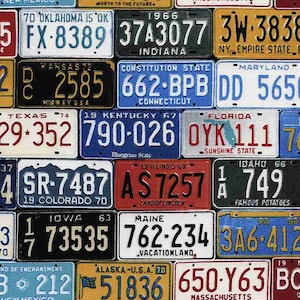 Könnte beinhalten: Eine Collage aus alten Nummernschildern aus verschiedenen Bundesstaaten der USA. Die Schilder sind in einem Raster angeordnet und zeigen eine Vielzahl von Farben, Schriftarten und Designs. Einige der Schilder enthalten den Bundesstaat, das Ausgabedatum und einen Slogan. Die Schilder sind eine großartige Möglichkeit, jedem Zuhause oder Büro einen Hauch von Americana zu verleihen.