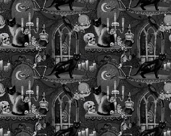 Może przedstawiać: Czarno-biała ilustracja cyfrowa przedstawiająca przerażającą scenę z Halloween z czarnymi kotami, czaszkami, świecami i krukiem. Tło jest ciemnoszare z wzorem pajęczyny.