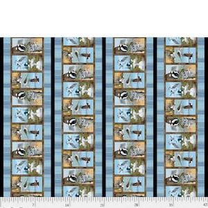 Może przedstawiać: Powtarzający się wzór niebieskiej i białej wody z czarnymi paskami. Każdy pasek zawiera oprawiony obraz różnych ptaków w środowisku bagiennym. Tkanina jest oznaczona "INTW 4773 MU".