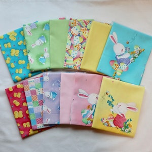 Może przedstawiać: Zbiór 12 kwadratów tkaniny w pastelowych kolorach z motywami wielkanocnymi. Kwadraty przedstawiają króliki, jajka i wzory kwiatowe.
