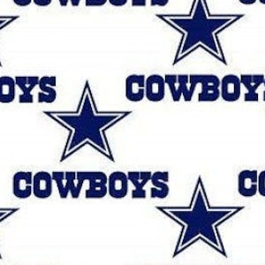 Puede incluir: Un patrón sin costuras que presenta el logotipo de los Dallas Cowboys, una estrella azul con un contorno blanco y la palabra "COWBOYS" repetida en todo el diseño.