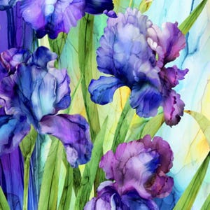 Op de afbeelding: Een levendige bloemenprint met grote, aquarel-achtige irissen in paarse en blauwe tinten, met groene bladeren. De paneelgrootte is 61 cm x 109 cm.