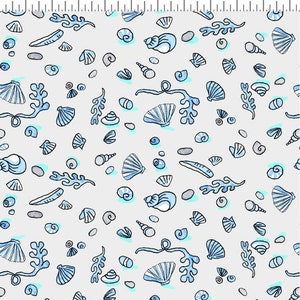 Peut inclure: Un motif sans couture représentant une variété de coquillages bleus, d'algues et de galets sur un fond gris clair.