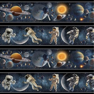 Könnte beinhalten: Ein sich wiederholendes Muster mit Planeten, Astronauten und Raumschiffen vor einem Sternenhintergrund. Das Design umfasst Saturn mit seinen Ringen, die Sonne und verschiedene Himmelskörper. Astronauten werden dargestellt, wie sie im Weltraum schweben.