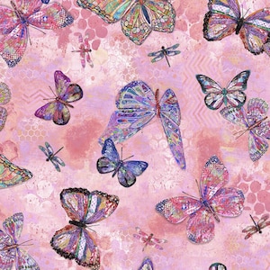 Puede incluir: Un fondo rosa con un patrón de mariposas y libélulas coloridas. Las mariposas tienen intrincados diseños de alas en tonos de rosa, morado, azul y verde. Las libélulas son más pequeñas y en tonos grises.