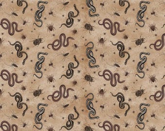 Peut inclure: Motif répété de serpents, d'araignées et de coléoptères sur fond beige. Les serpents sont représentés en marron et gris, les araignées et les coléoptères en marron foncé. Le motif a une esthétique vintage et antique.