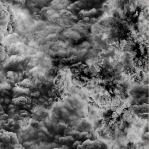 Puede incluir: Una imagen abstracta en blanco y negro de nubes arremolinadas. Las nubes son densas y parecen moverse rápidamente.