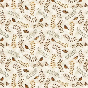 Pode incluir: Um padrão repetitivo com pássaros castanhos, borboletas e ramos folhosos em tons de castanho, bege e cinzento sobre um fundo creme. O design lembra um tecido ou papel de parede com tema natural.