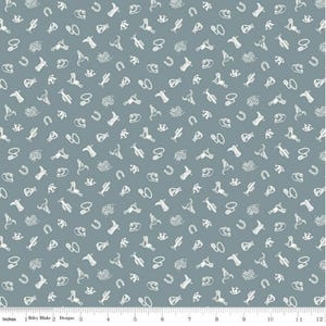 Puede incluir: Una tela azul con un patrón blanco repetido de iconos de temática vaquera, incluyendo herraduras, botas, cactus y sombreros.