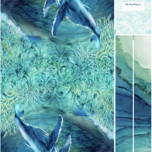 Pode incluir: Painel de saco de lona com uma ilustração em aquarela de duas baleias-azuis nadando em uma cena oceânica. A obra de arte inclui corais e elementos abstratos azuis e verdes. O painel mede 61 cm x 109 cm.