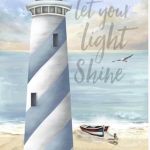 Puede incluir: Pintura a la acuarela de un faro con rayas azules y blancas, gaviotas y el texto "Let your light Shine". Un pequeño bote descansa en la orilla arenosa. La obra evoca un tema costero.
