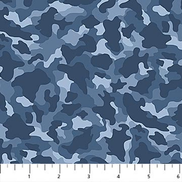 REMNANT 3/4 yard - Crazy for Camo - Patroon # 24241-44 - Naval Blue Camo - door Northcott - 100% katoen geweven stof