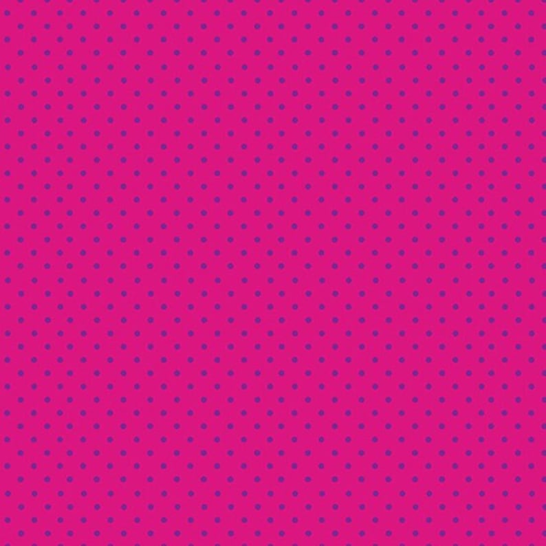 Puede incluir: Un fondo rosa brillante con un patr&oacute;n repetitivo de peque&ntilde;os puntos morados oscuros.