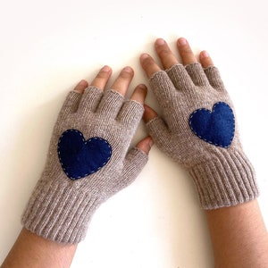 Woman Fingerless Gloves, Heart Mittens, Valentines Day Gift, Handmade Gifts, Gifts For Her, Texting Mittens, Couple Gift, Valentine Clothing 画像 1