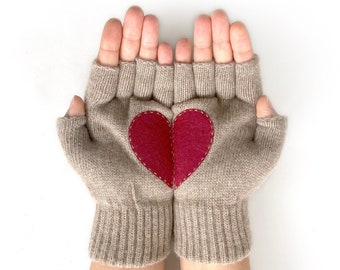 Frauen Herz Handschuhe, einzigartige fingerlose Handschuhe, handgemachte Winter Accessoires, Geschenk für Freundin, Texting Handschuh mit Herz, Geschenk für kaltes Wetter