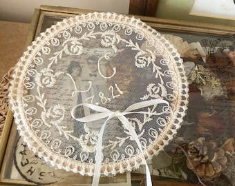 Personnaliser le coussin pour porteur d'alliances, coussin pour bagues date, porte-bague monogramme, mariage bohème, article fait main, support de mariage en dentelle