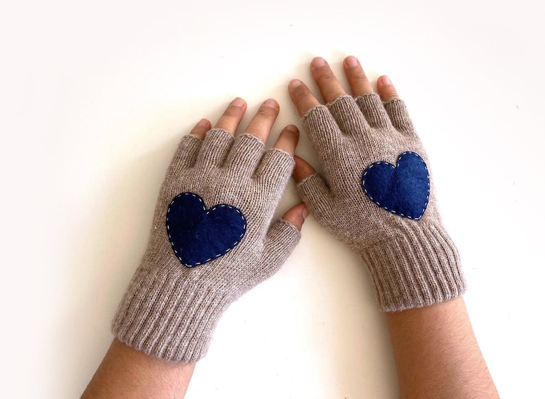 Woman Fingerless Gloves, Heart Mittens, Valentines Day Gift, Handmade Gifts, Gifts For Her, Texting Mittens, Couple Gift, Valentine Clothing 画像 1