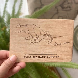 El mejor regalo para mamá, personalizado para mamá, tarjeta de madera "Agárrame la mano para siempre", regalo para el Día de la Madre, regalo personalizado para mamá, tarjeta de felicitación personalizada
