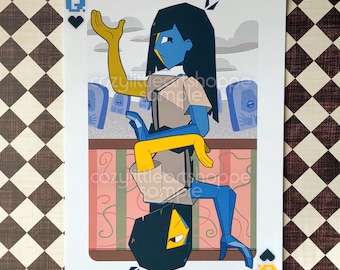 Könnte beinhalten: Ein Spielkarten-Druck mit einer stilisierten blau-gelben Figur mit geometrischem Design. Die Karte ist eine Herz-Dame, mit dem Symbol der Farbe und einem pixeligen 'Q' in der oberen linken Ecke. Der Hintergrund zeigt eine Friedhofsszene.