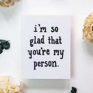 Tarjeta de felicitación escrita a mano: Me alegra que seas mi persona, con cariño de perro.